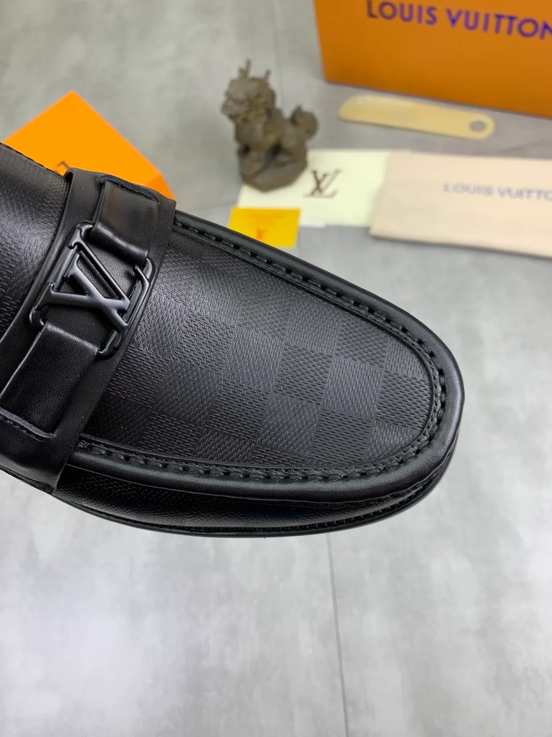 Men's men's shoes 💰P520 New style 💶[LOUIS VUITTON] Water-dyed Niuli Original order New style 🍀LV Louis Vuitton *——Top version of LV classic leather shoes! Made of imported original calfskin, original leather side strips and wear-resistant high-end rubber outsole! High quality products! Color: Black optional Size: 39-44 (45 customized)